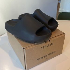 ONYX YEEZY SLIDES size 6